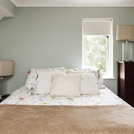 Beautiful Apartment In Guildford With Parking Send Kültér fotó