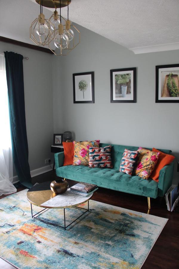 Beautiful Apartment In Guildford With Parking Send Kültér fotó
