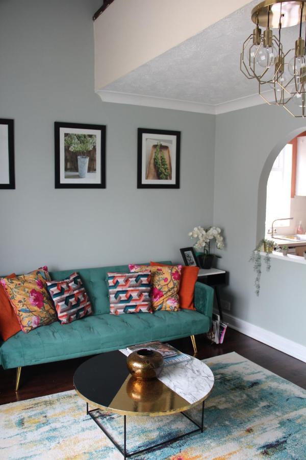 Beautiful Apartment In Guildford With Parking Send Kültér fotó