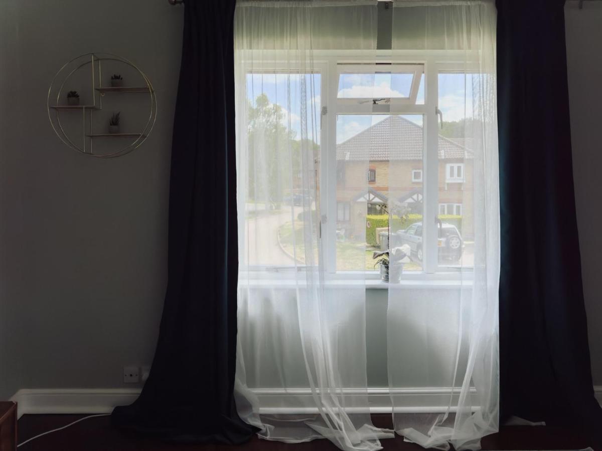 Beautiful Apartment In Guildford With Parking Send Kültér fotó