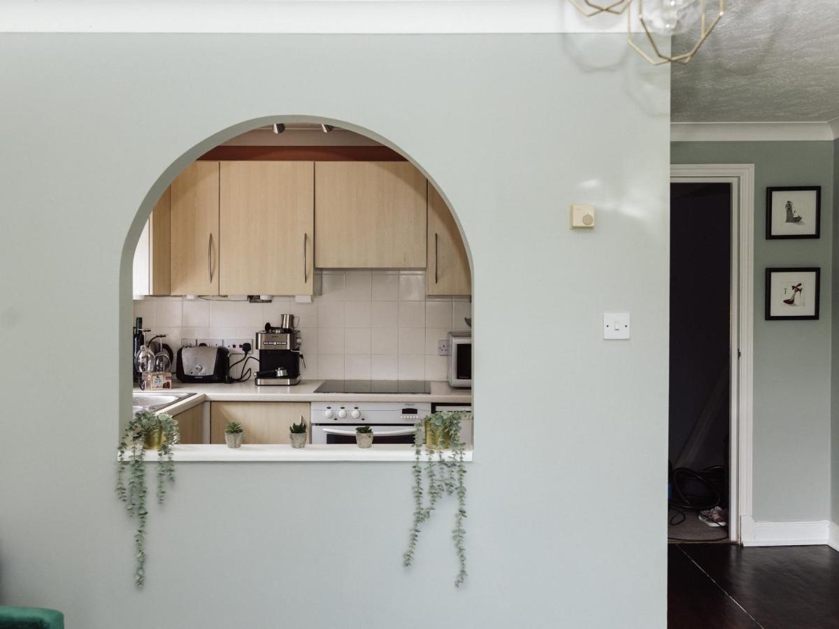 Beautiful Apartment In Guildford With Parking Send Kültér fotó