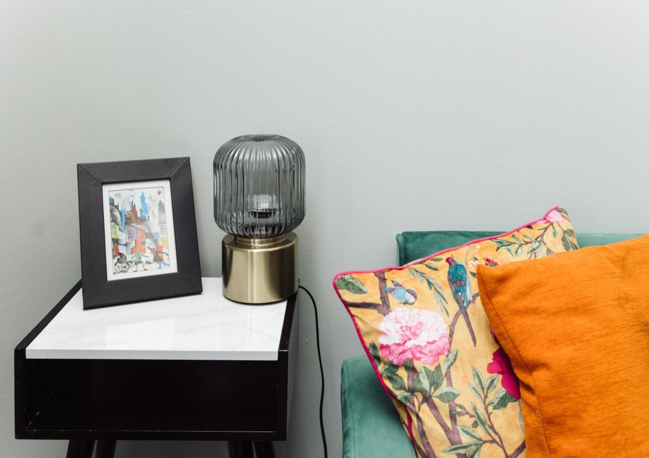 Beautiful Apartment In Guildford With Parking Send Kültér fotó
