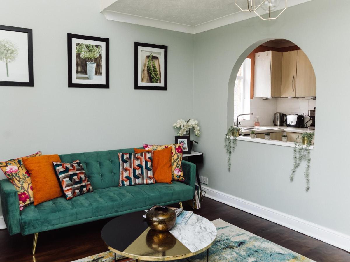 Beautiful Apartment In Guildford With Parking Send Kültér fotó