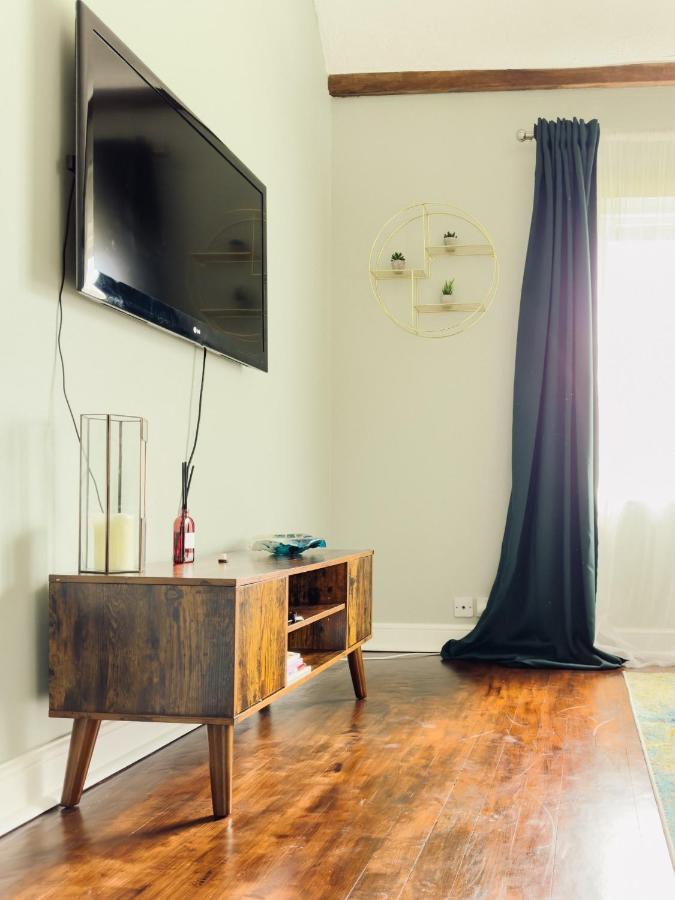 Beautiful Apartment In Guildford With Parking Send Kültér fotó
