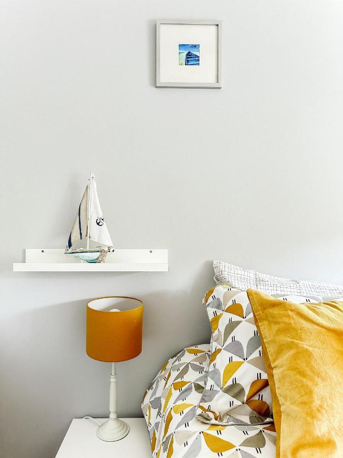 Beautiful Apartment In Guildford With Parking Send Kültér fotó