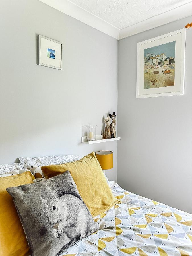 Beautiful Apartment In Guildford With Parking Send Kültér fotó