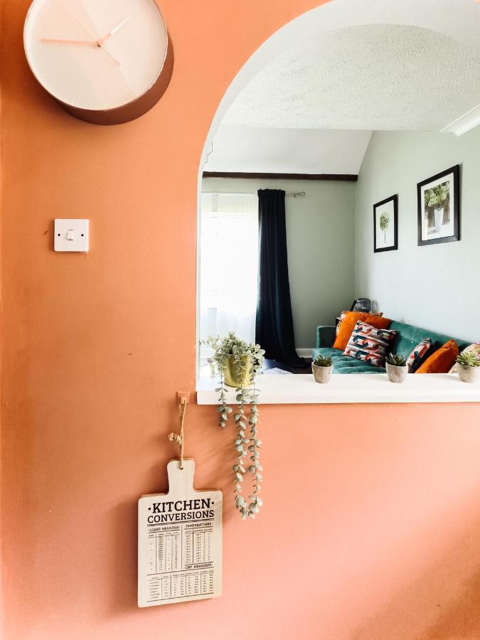 Beautiful Apartment In Guildford With Parking Send Kültér fotó
