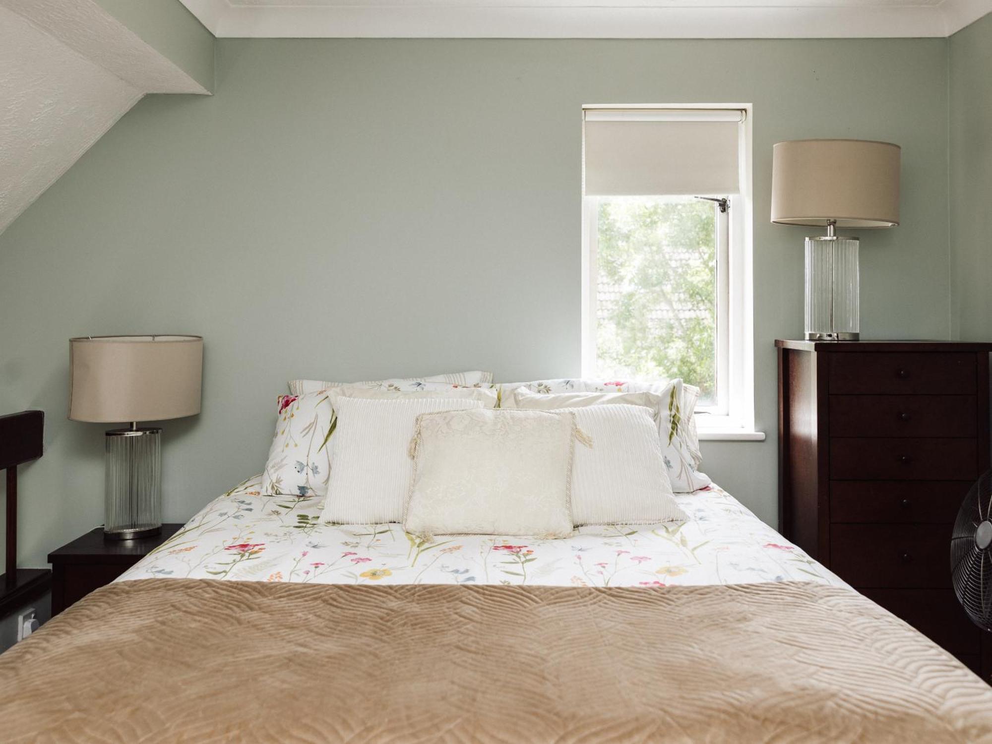 Beautiful Apartment In Guildford With Parking Send Kültér fotó