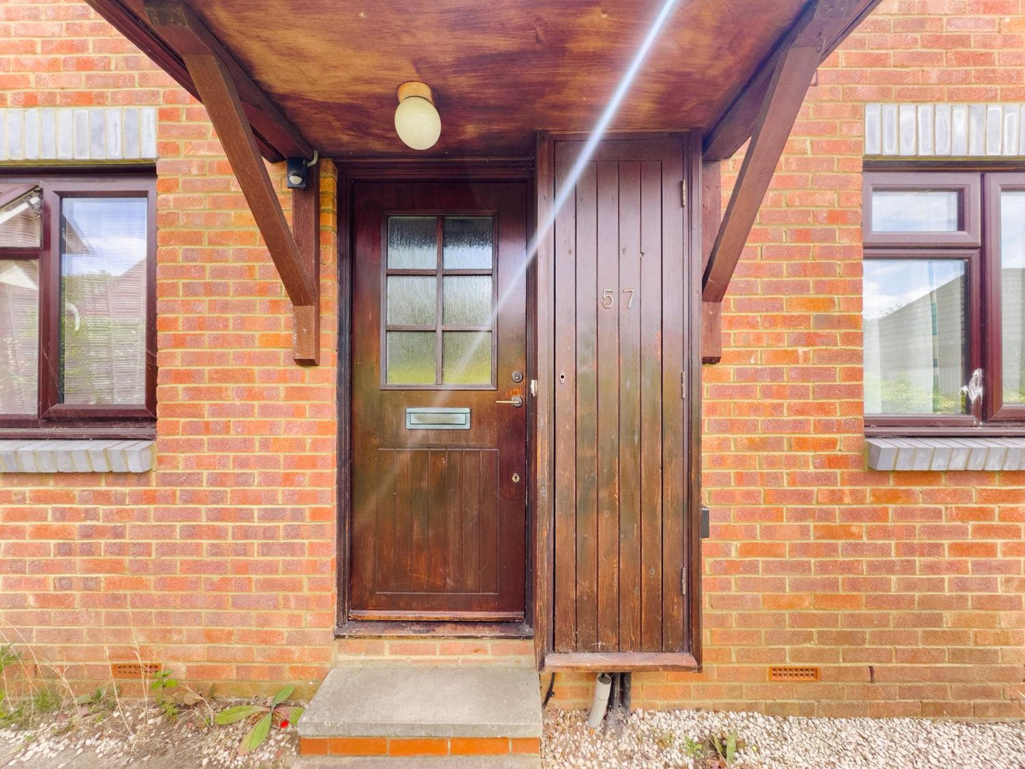 Beautiful Apartment In Guildford With Parking Send Kültér fotó