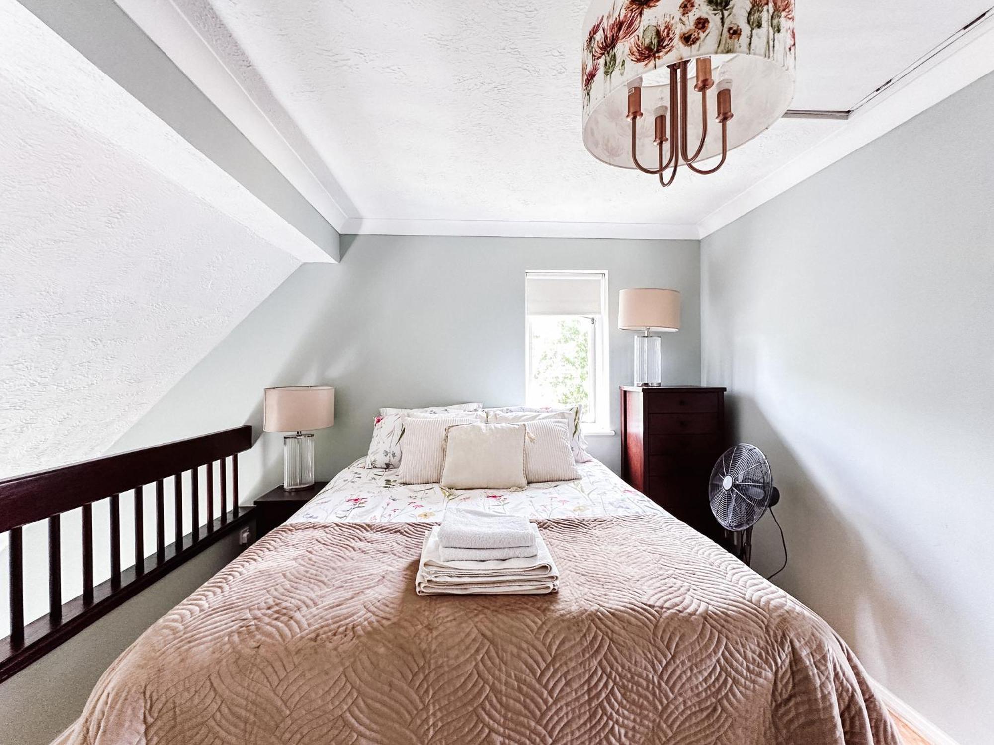 Beautiful Apartment In Guildford With Parking Send Kültér fotó