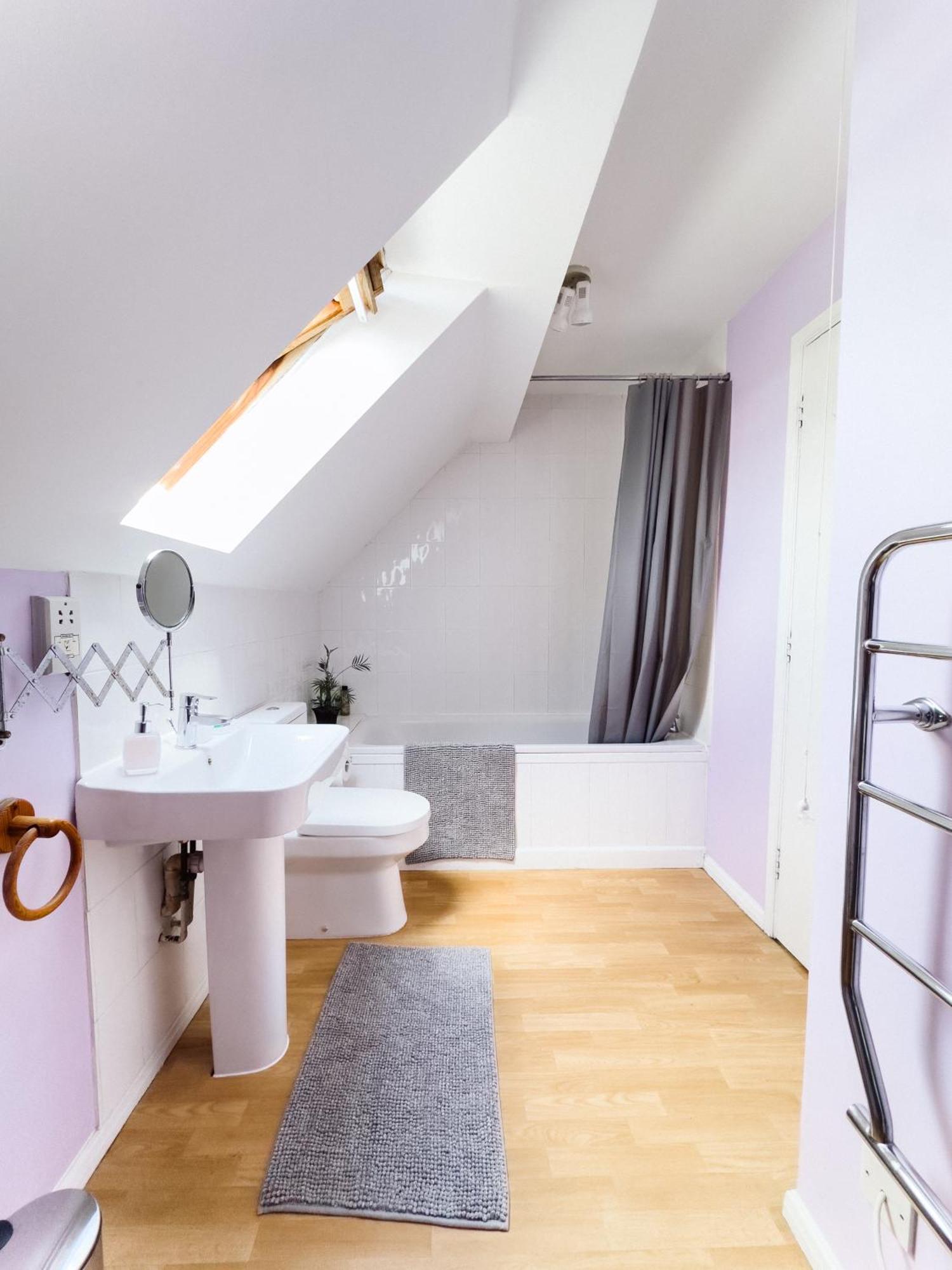 Beautiful Apartment In Guildford With Parking Send Kültér fotó
