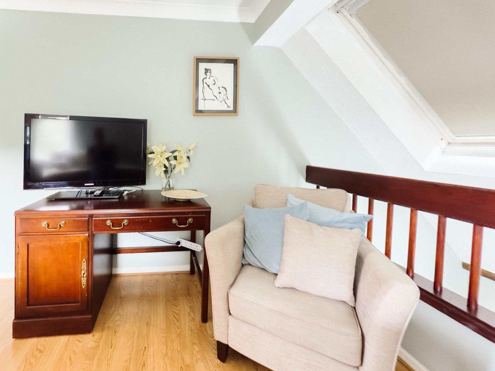 Beautiful Apartment In Guildford With Parking Send Kültér fotó