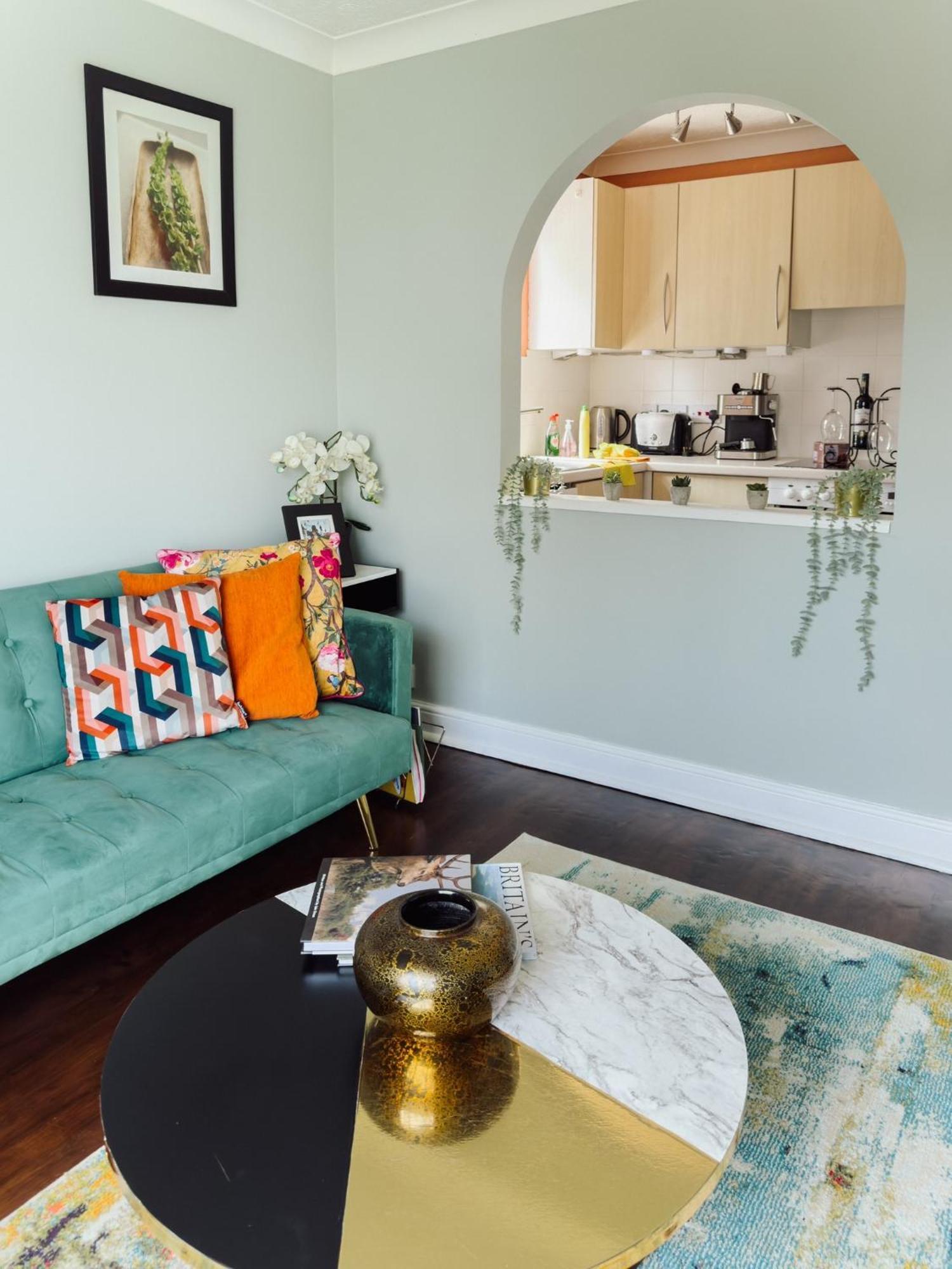 Beautiful Apartment In Guildford With Parking Send Kültér fotó