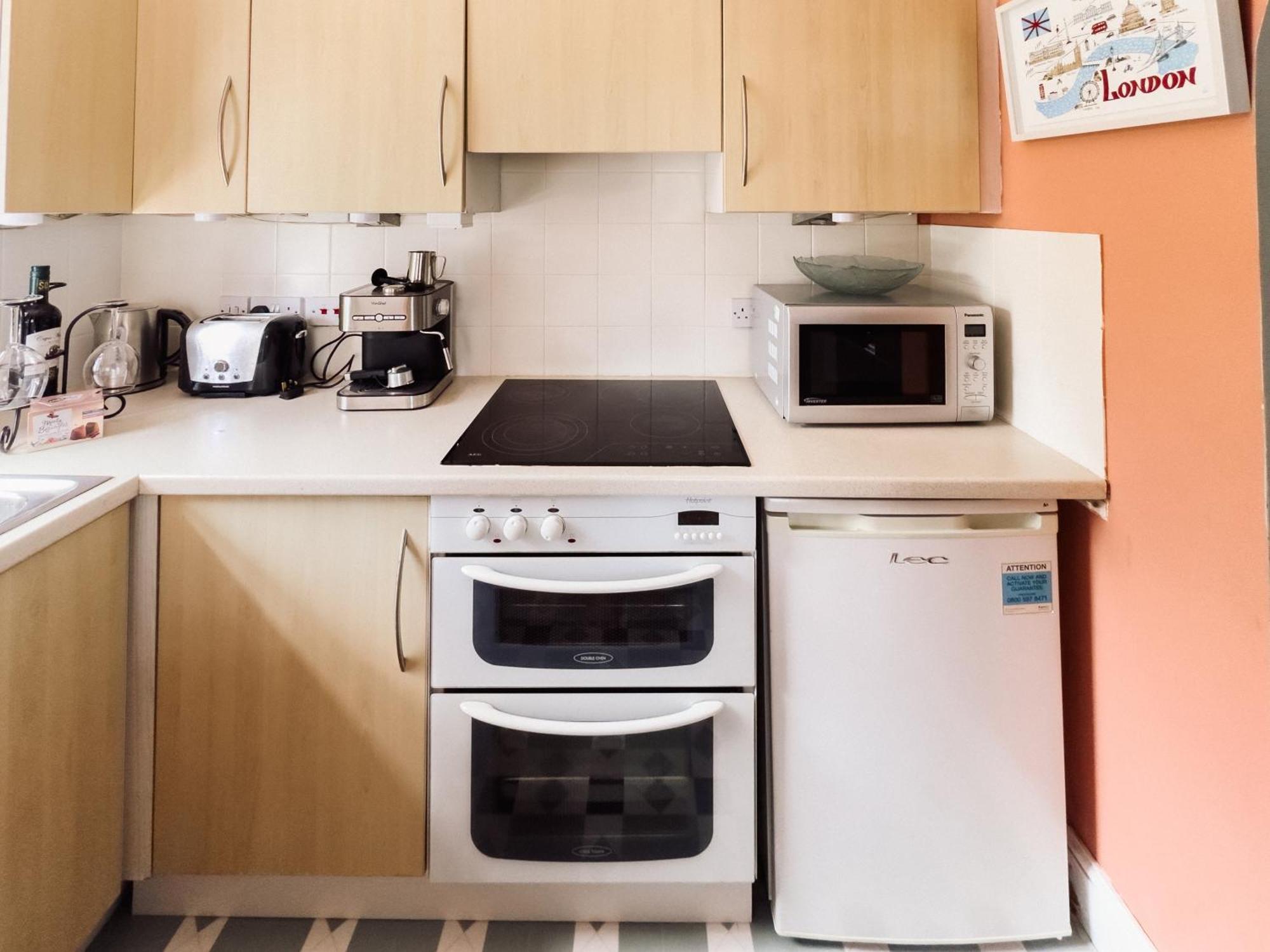 Beautiful Apartment In Guildford With Parking Send Kültér fotó
