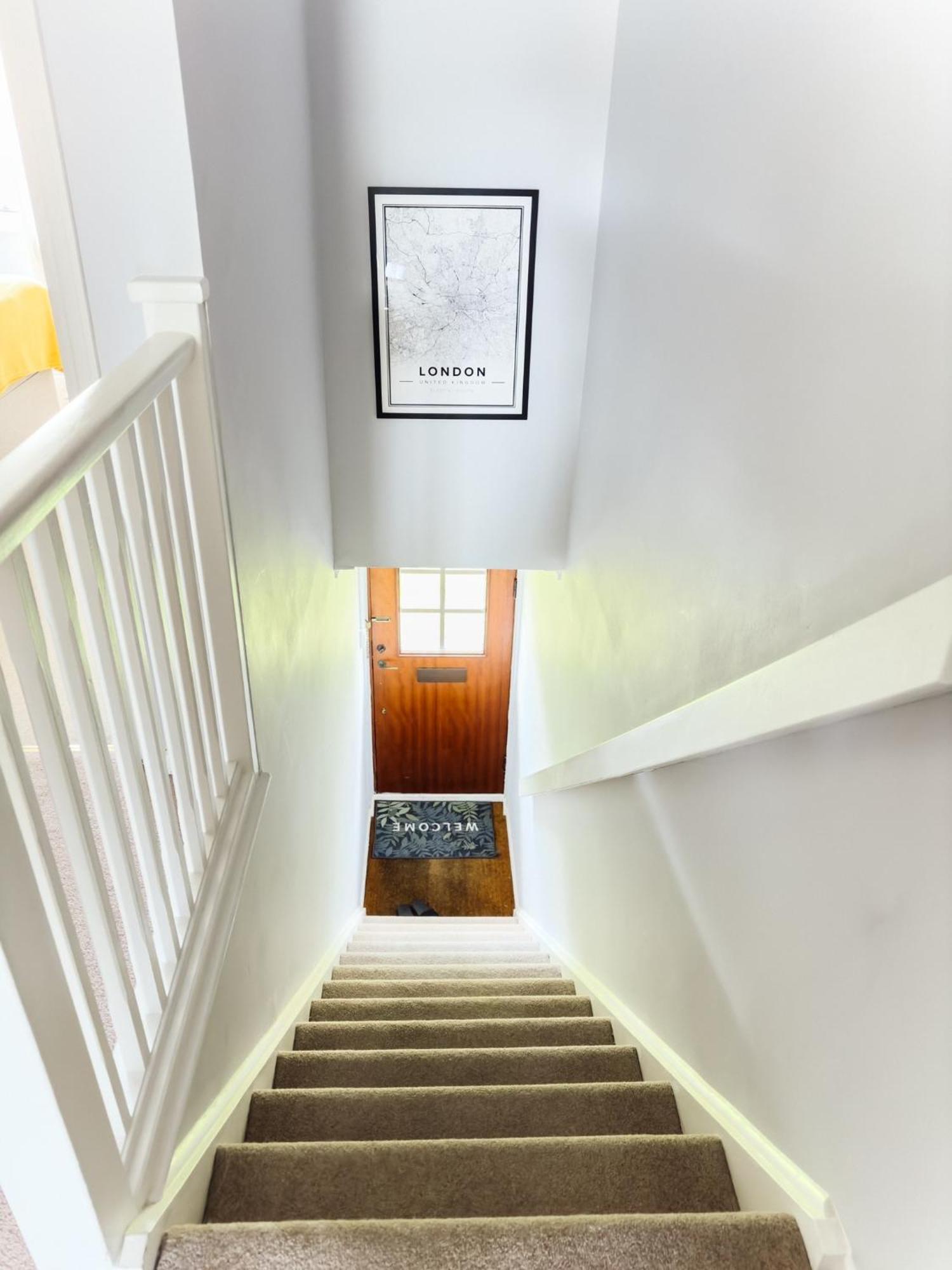 Beautiful Apartment In Guildford With Parking Send Kültér fotó