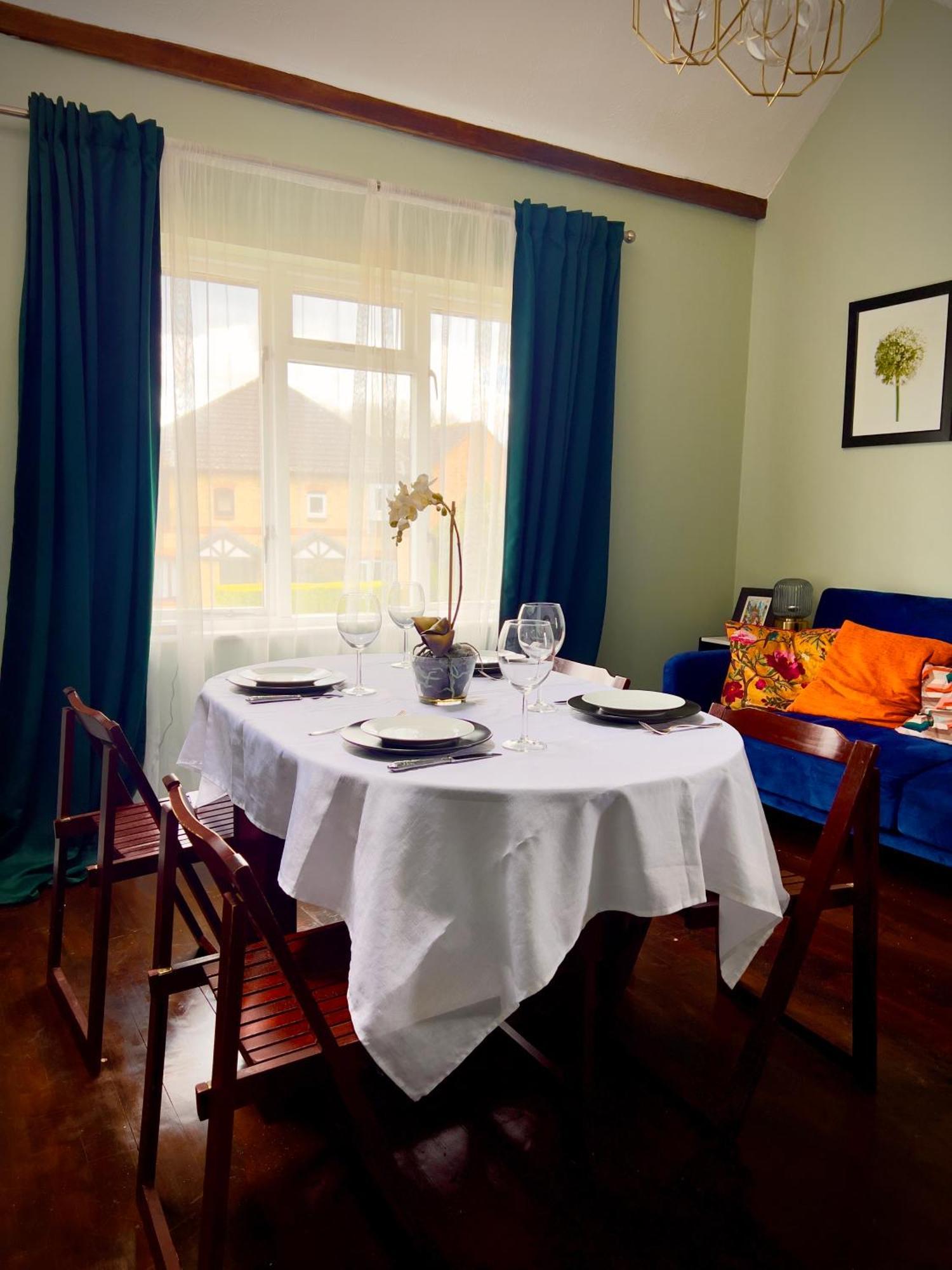 Beautiful Apartment In Guildford With Parking Send Kültér fotó