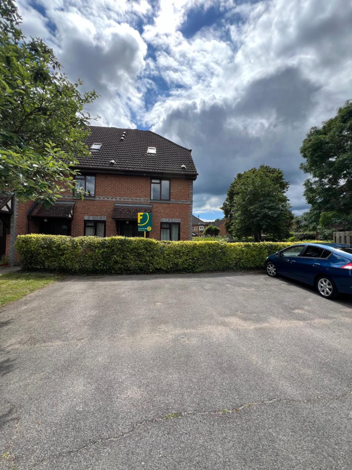 Beautiful Apartment In Guildford With Parking Send Kültér fotó